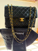 Chanel Vintage Jumbo Schwarze gestepptes Lammleder Charm „CC“ 24K Quasten Handtasche Tasche