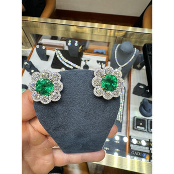 Boucles d’oreilles en diamant de 10 carats avec émeraudes colombiennes certifiées GRS, taille Coussin, légèrement huilées – Assay Jewelers