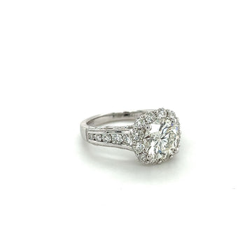 Bague en diamant naturel rond de 2,16 carats avec halo de diamants et pierres latérales en diamant – Assay Jewelers