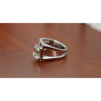 Bague de petit doigt pour homme avec diamant synthétique taille émeraude de 2,5 carats, en platine et or blanc 18K – Assay Jewelers