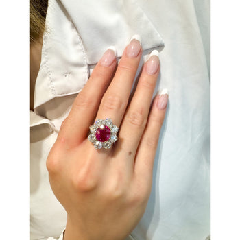 Bague en platine avec rubis de Birmanie ovale taille 3,80 carats, sans chauffage, entouré d'un halo de diamants ronds – Assay Jewelers
