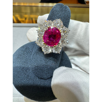 Bague en platine avec rubis de Birmanie taille ovale de 3,80 carats, sans chauffage, et halo de diamants ronds – Assay Jewelers