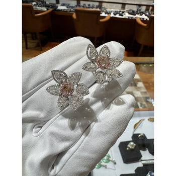 alt
Boucles d'oreilles puces florales en diamant naturel rose de 8,7 carats et diamants – Assay Jewelers