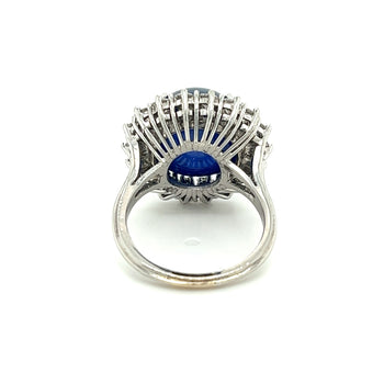 Bague halo en platine sertie d’un saphir bleu cabochon de 25 carats et diamants certifiée GIA – Assay Jewelers