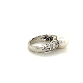 Bague en platine avec perle des mers du Sud et pavage de diamants ronds sur les côtés – Assay Jewelers